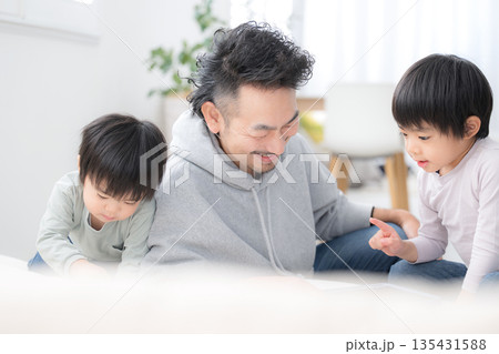 親子でタブレットを使いながら一緒に勉強し遊びながら学ぶ休日の時間 父親と息子(兄弟)の楽しい育児 親子でタブレットを使いながら一緒に勉強し遊びながら学ぶ休日の時間 父親と息子(兄弟)の楽しい育児 135431588