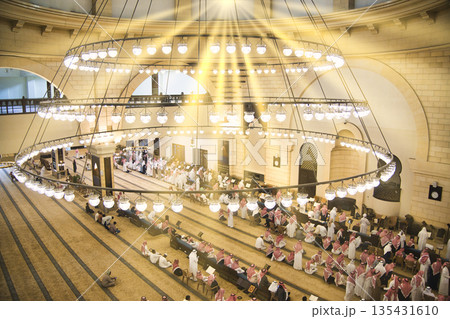 リアドのアル・ウジ・グランド・モスク内部の景観 135431610