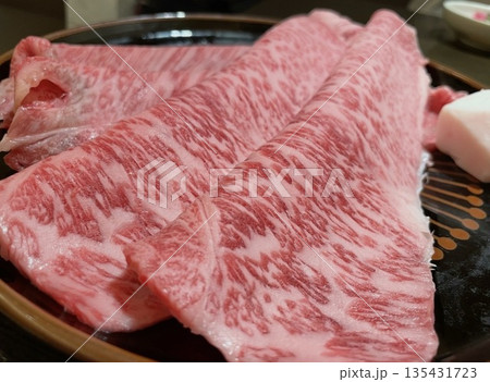 高級感のある霜降り牛肉のクローズアップ 高級感のある霜降り牛肉のクローズアップ 135431723
