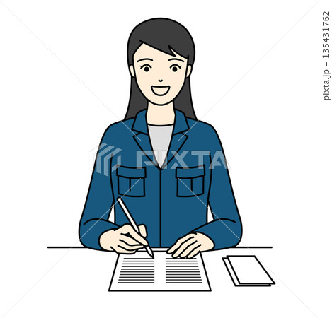 作業服を着て笑顔で書類に記入する作業員の女性 135431762