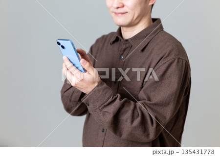 スマホを操作するミドル男性 スマホを操作するミドル男性 135431778