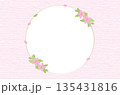 桜と葉の和風丸型フレーム ピンクのテクスチャ背景素材 135431816