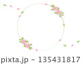 桜と葉の和風丸型フレーム 円形の装飾と白背景 135431817