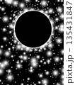 光と黒い円　背景素材 135431847
