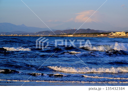 真冬の湘南　強風の茅ケ崎海岸の白波 富士山 135432384