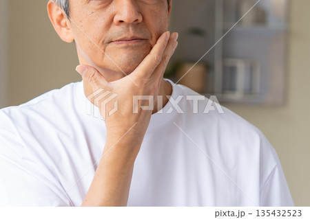 肌トラブルに悩むシニア男性 135432523