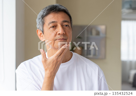 肌トラブルに悩むシニア男性 135432524