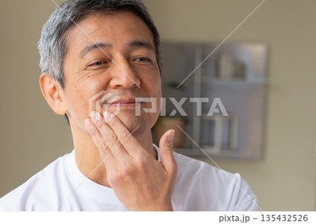 肌トラブルに悩むシニア男性 135432526