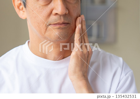 鏡を見て悩む男性 鏡を見て悩む男性 135432531