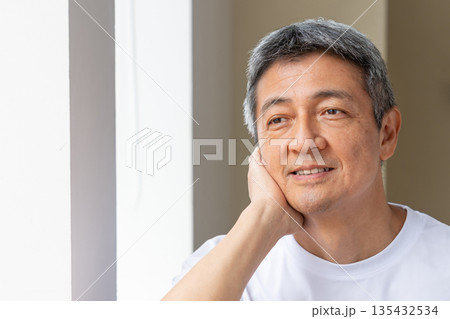 笑顔が素敵なシニア男性 笑顔が素敵なシニア男性 135432534