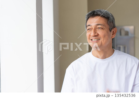 笑顔でリラックスするシニアの男性 135432536