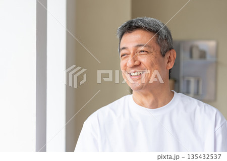 笑顔のシニア男性 135432537