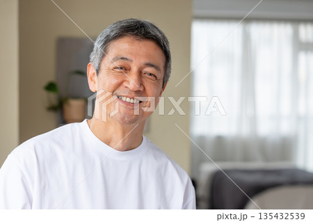 笑顔でリラックスするシニアの男性 笑顔でリラックスするシニアの男性 135432539