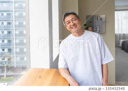 笑顔でリラックスするシニアの男性 135432540