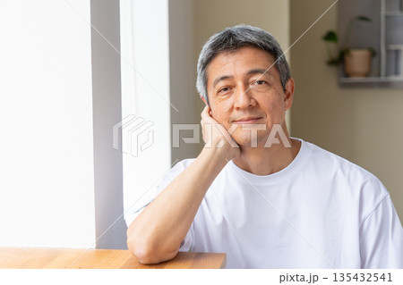 頬杖をつくシニア男性 135432541