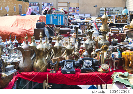 リヤドのカラフルな民芸品土産品 135432568