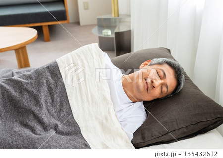 ベッドで寝る中年男性 ベッドで寝る中年男性 135432612