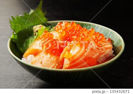 サーモンいくら丼 サーモンいくら丼 135432671