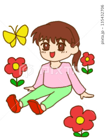 野原でくつろぐ女の子 135432706