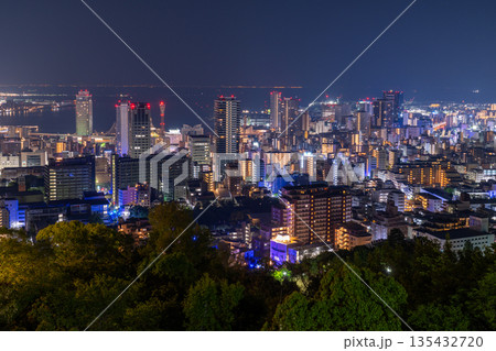《兵庫県》神戸ビーナスブリッジ・諏訪山公園展望台の夜明け前の夜景 《兵庫県》神戸ビーナスブリッジ・諏訪山公園展望台の夜明け前の夜景 135432720