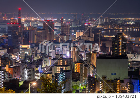 《兵庫県》神戸ビーナスブリッジ・諏訪山公園展望台の夜明け前の夜景 135432721
