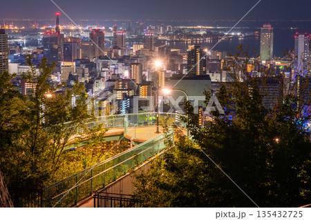 《兵庫県》神戸ビーナスブリッジ・諏訪山公園展望台の夜明け前の夜景 《兵庫県》神戸ビーナスブリッジ・諏訪山公園展望台の夜明け前の夜景 135432725