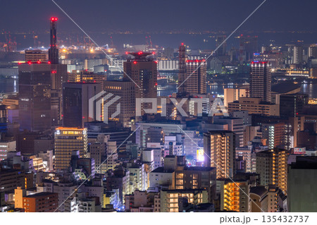 《兵庫県》神戸ビーナスブリッジ・諏訪山公園展望台の夜明け前の夜景 135432737