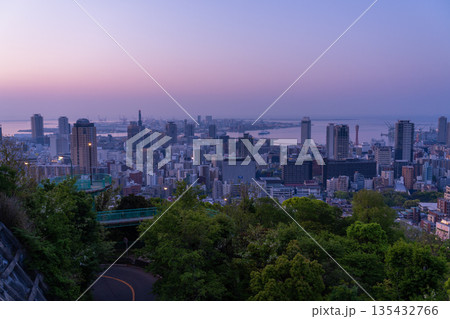 《兵庫県》神戸ビーナスブリッジ・諏訪山公園展望台の夜明け前の夜景 《兵庫県》神戸ビーナスブリッジ・諏訪山公園展望台の夜明け前の夜景 135432766
