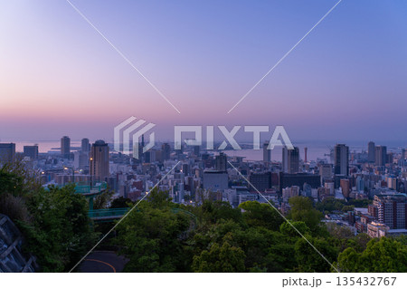 《兵庫県》神戸ビーナスブリッジ・諏訪山公園展望台の夜明け前の夜景 《兵庫県》神戸ビーナスブリッジ・諏訪山公園展望台の夜明け前の夜景 135432767