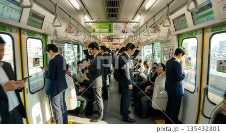 山手線・通勤電車の車内（通路アングル） 135432801