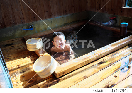温泉に入浴する少年 温泉に入浴する少年 135432942