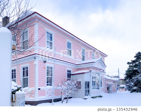 遺愛幼稚園 斜め正面 北海道函館市 雪 遺愛幼稚園 斜め正面 北海道函館市 雪 135432946