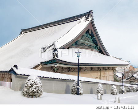 真宗大谷派函館別院（東本願寺） 斜め側面 北海道函館市 雪 135433113