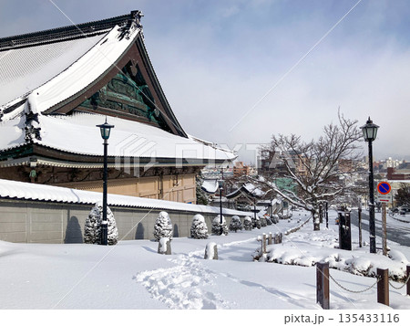 冬の真宗大谷派函館別院（東本願寺） 135433116