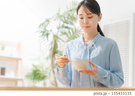 ご飯を食べる女性 ご飯を食べる女性 135433135