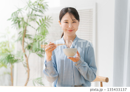 ご飯を食べる女性 ご飯を食べる女性 135433137