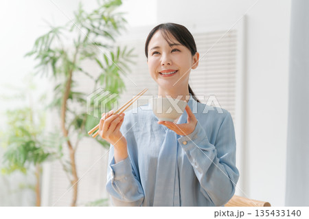 ご飯を食べる女性 ご飯を食べる女性 135433140