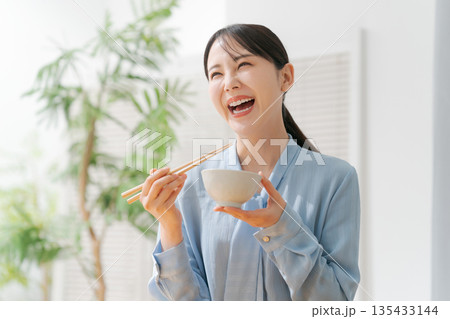 ご飯を食べる女性 ご飯を食べる女性 135433144
