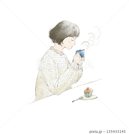 カフェでお茶を飲む女性 135433145
