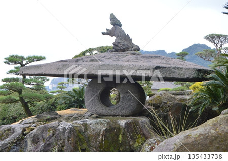 獅子乗大石灯籠(仙巌園/鹿児島県鹿児島市) 獅子乗大石灯籠(仙巌園/鹿児島県鹿児島市) 135433738