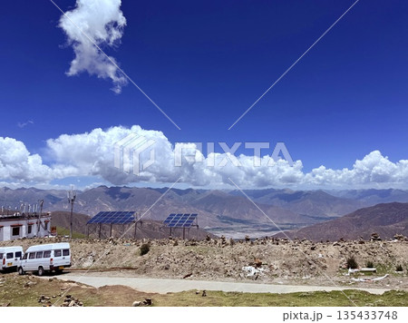 ヤムドゥク湖の反対側 135433748