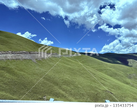 ヤムドゥク湖への道 135433754