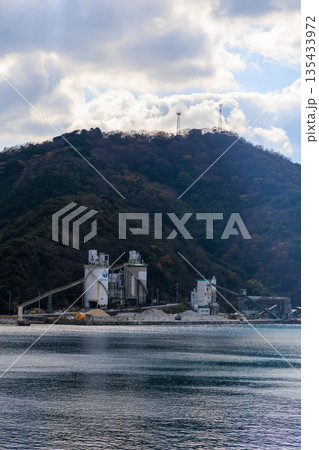 愛媛・八幡浜港の静かな海と山に囲まれた港湾風景 愛媛・八幡浜港の静かな海と山に囲まれた港湾風景 135433972