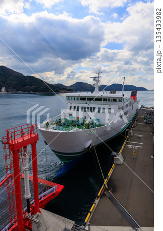 愛媛県 八幡浜港白フェリーの冬停泊 赤ローダー緑デッキ山景 愛媛県 八幡浜港白フェリーの冬停泊 赤ローダー緑デッキ山景 135433982
