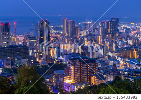 《兵庫県》神戸ビーナスブリッジ・諏訪山公園展望台の夜明け前の夜景 135433992