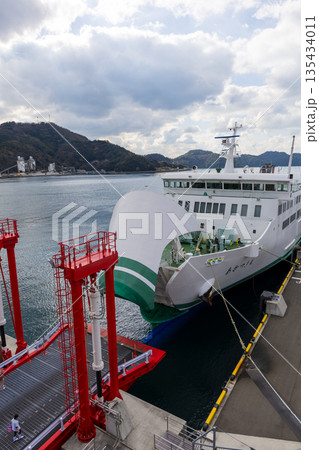 愛媛県　八幡浜港のフェリー接続 赤い乗船ブリッジと冬の港湾風景 135434011