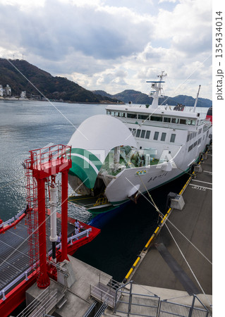 愛媛県　八幡浜港のフェリー接続 赤い乗船ブリッジと冬の港湾風景 135434014