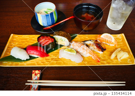 高級和食店の寿司盛り合わせと味噌汁のある食卓 高級和食店の寿司盛り合わせと味噌汁のある食卓 135434114