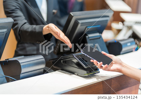 決済する女性の手元　撮影協力：「スポーツクラブ&サウナスパ ルネサンス 幕張24」 135434124