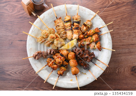 焼き鳥盛り合わせ。やきとり、焼鳥、ヤキトリ。鶏肉料理。串焼き。 135434159